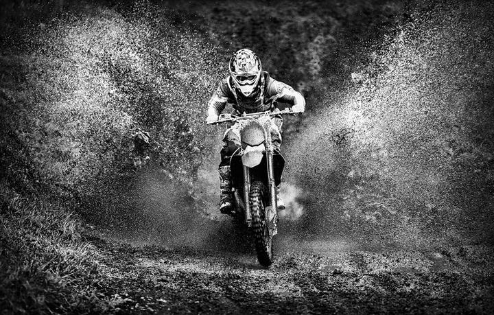 Motocicleta de enduro en terracería