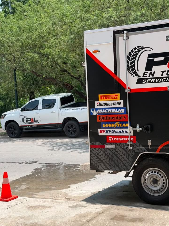 Remolque de servicio móvil de P&L con las marcas que maneja y una de sus camionetas