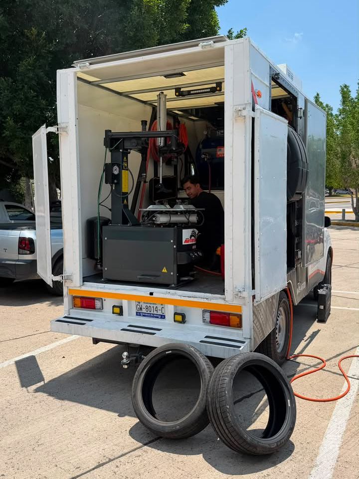 Unidad de servicio móvil de P&L abierta, con su máquina desmontadora de llantas